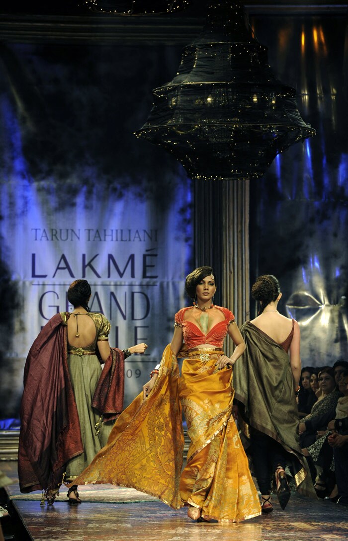 A model showcases a creation by designer Tarun Tahilani during the Grand Finale of Lakme Fashion Week(LFW) Spring/Summer 2010 in Mumbai on September 22, 2009. The LFW in its tenth year has seen creations by over 50 designers. (Photo: AFP PHOTO)