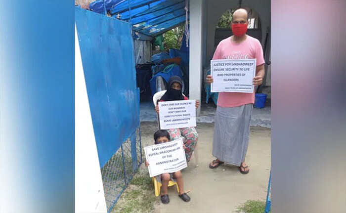 लक्षद्वीप में नए प्रस्तावित नियमों के विरोध में घरों, बीच और समुद्र में जनता का प्रदर्शन