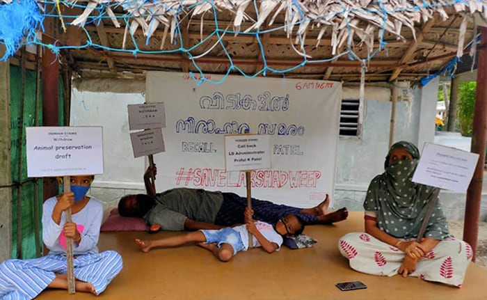 लक्षद्वीप में नए प्रस्तावित नियमों के विरोध में घरों, बीच और समुद्र में जनता का प्रदर्शन