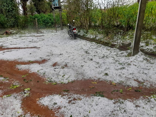 कर्नाटक के कई हिस्सों में भारी बारिश के साथ गिरे ओले, देखें तस्वीरें...