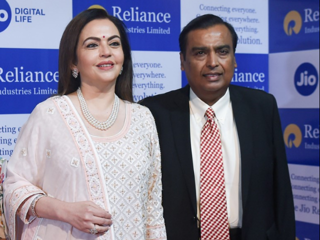 Mukesh Ambani\'s Family Time At Reliance Annual General Meeting