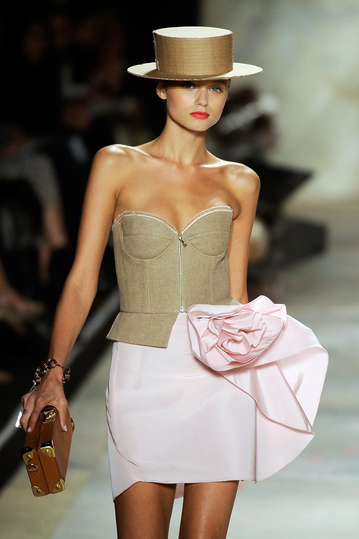 A model walks the runway at Isaac Mizrahi Spring 2010 fashion show at Bryant Park on September 17, 2009 in New York, New York. (Pic: AFP)