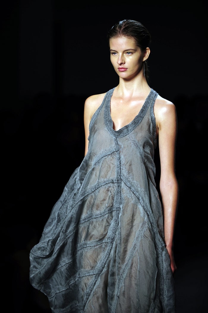 Models display creations by designer Calvin Klein during the Spring/Summer 2010 Mercedes-Benz Fashion Week on September 17, 2009 in New York. (Pic: AFP)