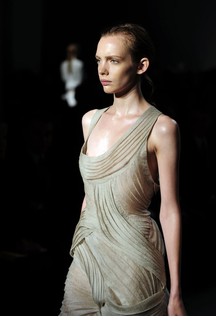 A model displays creation by designer Calvin Klein during the Spring/Summer 2010 Mercedes-Benz Fashion Week on September 17, 2009 in New York. (Pic: AFP)