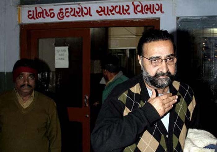 <span class="lh16 fa fs12 fb">Moninder Singh Pandher (C) walks with officials as he leaves The Intensive Care Unit of The Civil Hospital in Gandhinagar, some 30 km north of Ahmedabad, on January 9, 2007. Pandher was escorted by police officials to the Directorate of Forensic Sciences for Narco Analysis tests. (AFP Photo)</span>