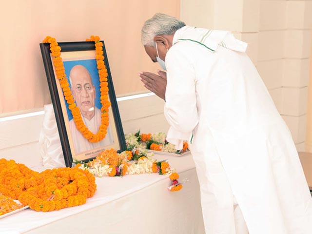 बिहार के मुख्यमंत्री नीतीश कुमार ने सरदार वल्लभभाई पटेल को उनकी जयंती पर श्रद्धांजलि दी.