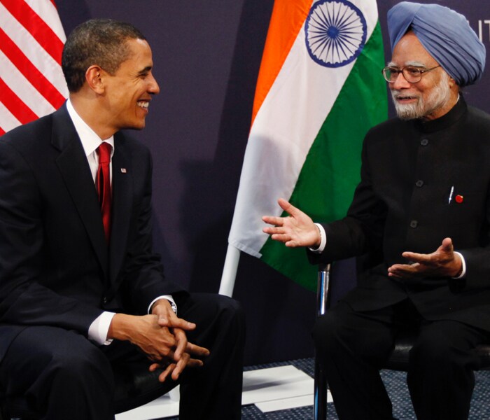 Indian Prime Minister Dr Manmohan Singh is in the US for the first full-fledged state visit of Obama's presidency, amidst concerns about misuse of US aid by Pakistan and its silence on the recent developments concerning the Headley-Rana case.<br><br>It's a  four-day visit and on the cards is a swank black-tie dinner at the White House on Tuesday.<br><br>Experts say Obama's main intention is to demonstrate his commitment to the world's largest democracy after an early focus on working with its neighbors China and Pakistan. (AP Photo)