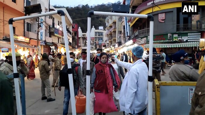 कोरोना के मद्देनजर यहां आने वाले सभी श्रद्धालुओं का बॉडी टेम्परेचर मांपा जा रहा है.