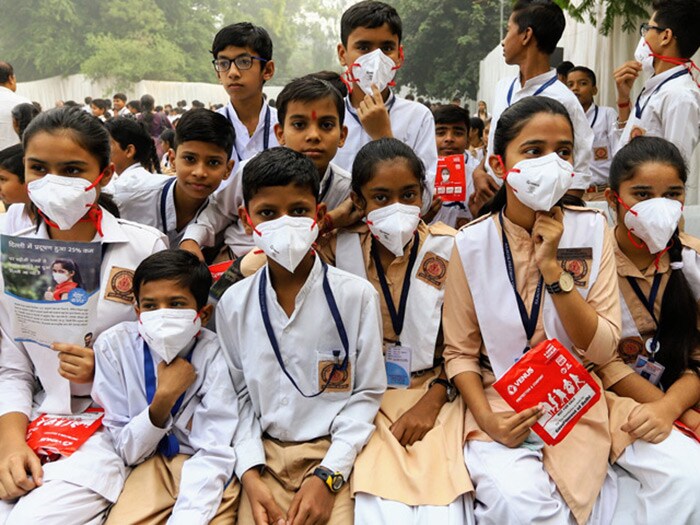 School children in Delhi seen wearing pollution masks