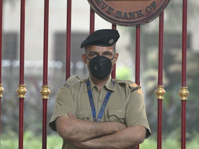 A security guard wears a mask as pollution level in Delhi spikes