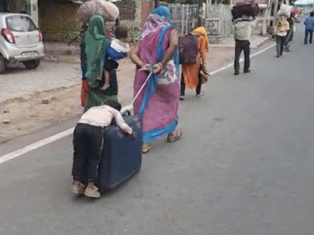 लॉकडाउन का प्रवासी मजदूरों पर टूट रहा कहर, पैदल ही घर लौटने को मजबूर!