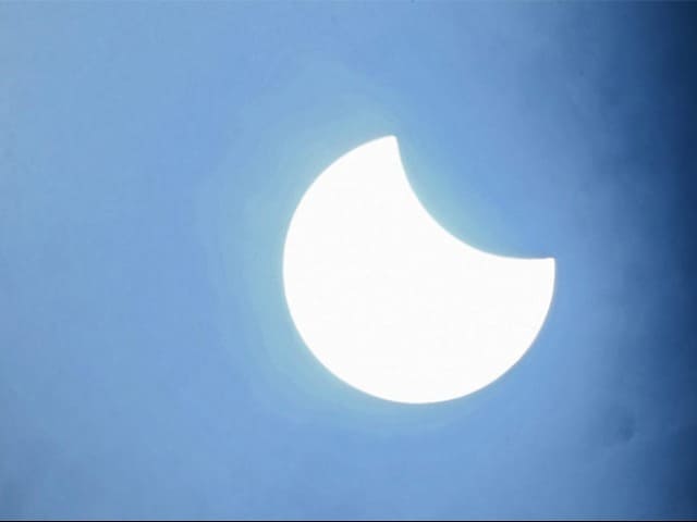 Photo : तस्वीरों में  देखें अलग-अलग जगहों पर कैसा दिखा सूर्य ग्रहण का नजारा