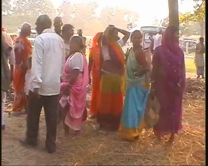 The event formally begins at dawn with the offering of obeisance to Lord Harihar Nath (Lord Shiva) by a large number of visitors after a holy bath at the confluence of the Ganges and Gandak rivers.