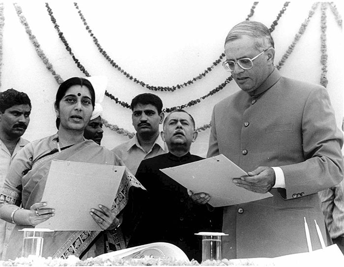 सुषमा स्वराज ने 1998 में दिल्ली की मुख्यमंत्री के रूप में शपथ ली थी.