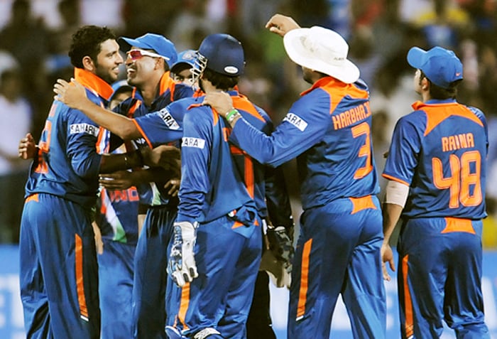 India's Yuvraj Singh celebrates with teammates after the dismissal of Sri Lankan batsman Angelo Mathews during their Tri-Nation Championship Trophy final ODI match in Colombo on Monday. (AFP Photo)