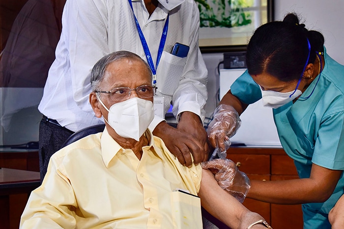 स्वास्थ्य मंत्री डॉ हर्षवर्धन समेत इन लोगों ने ली कोविड-19 वैक्सीन की पहली डोज