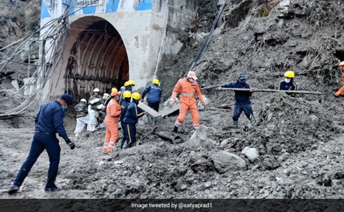 इस घटना के बाद से ही एनडीआरएफ की कई टीमें राहत बचाव कार्य में जुटी है.