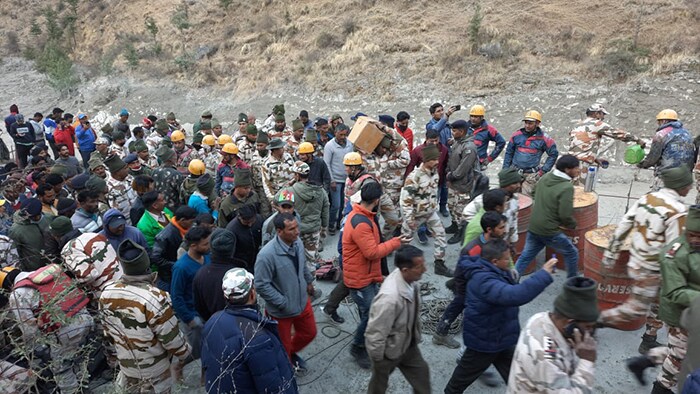 वहीं प्रभावित लोगों को सुरक्षित स्थान पर पहुंचाया जा रहा है.