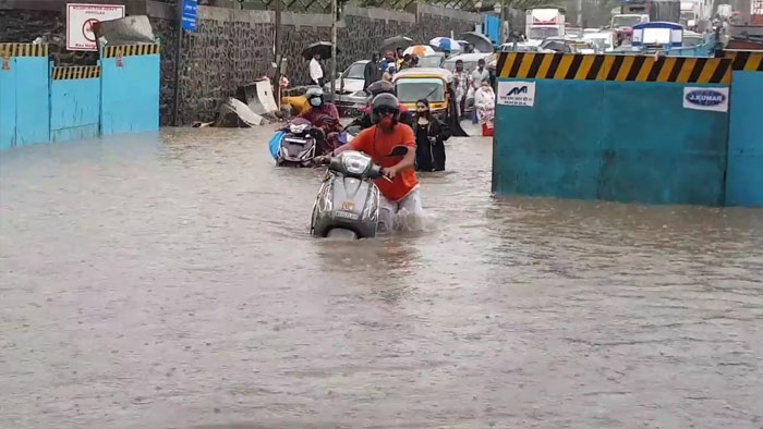 मॉनसून की पहली बारिश से थमी मुंबई की रफ्तार