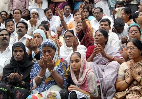 <span class="lh16 fa fs12 fb">Countrywide prayers were held as news broke of YSR Reddy's chopper going missing. Supporters camped outside his residence to express solidarity with the family. </span>