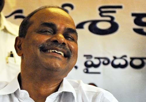 <span class="lh16 fa fs12 fb">Superstar Chiranjeevi decided to throw his weight into the last elections and many doubted what YSR would accomplish for the Congress. But in his campaign, YSR claimed he was a development man and fought on the back of populist schemes: irrigation, pensions, schemes for women. The YSR magic worked, and his party&rsquo;s victory was seen as hard evidence of a grassroots politician whose charisma trounced the controversy surrounding him. (AFP Photo)</span>