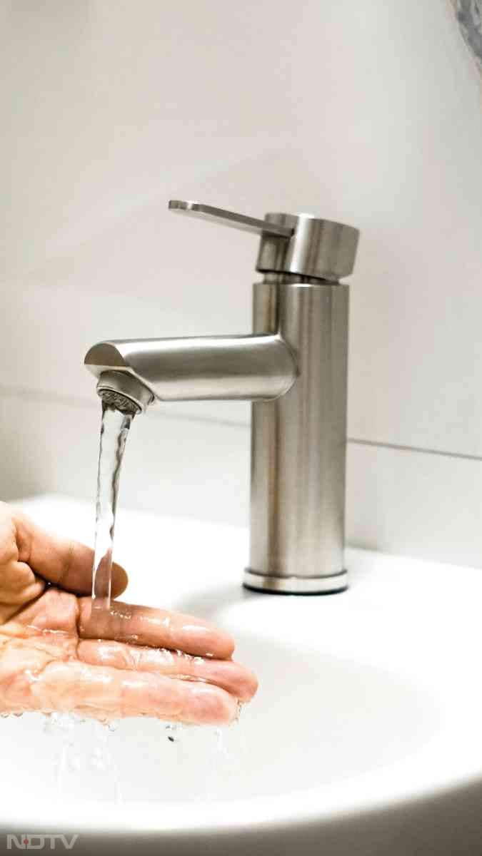 ठंडे पानी से आंखें धोने से जलन कम होती है और आंखों को तुरंत आराम मिलता है.