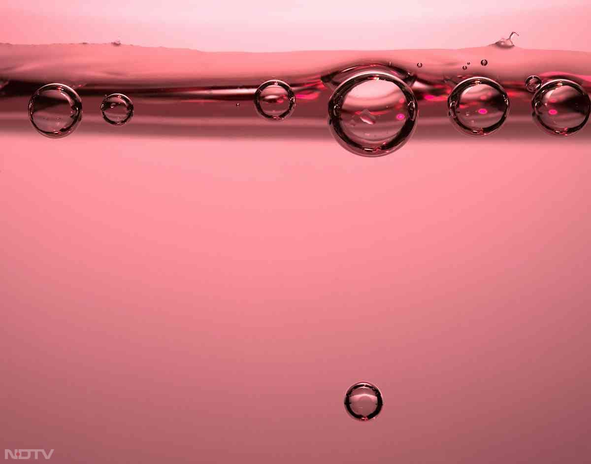 गुलाब जल की दो बूंदें आंखों में डालने से सूखापन और पानी आने की समस्या घटती है.