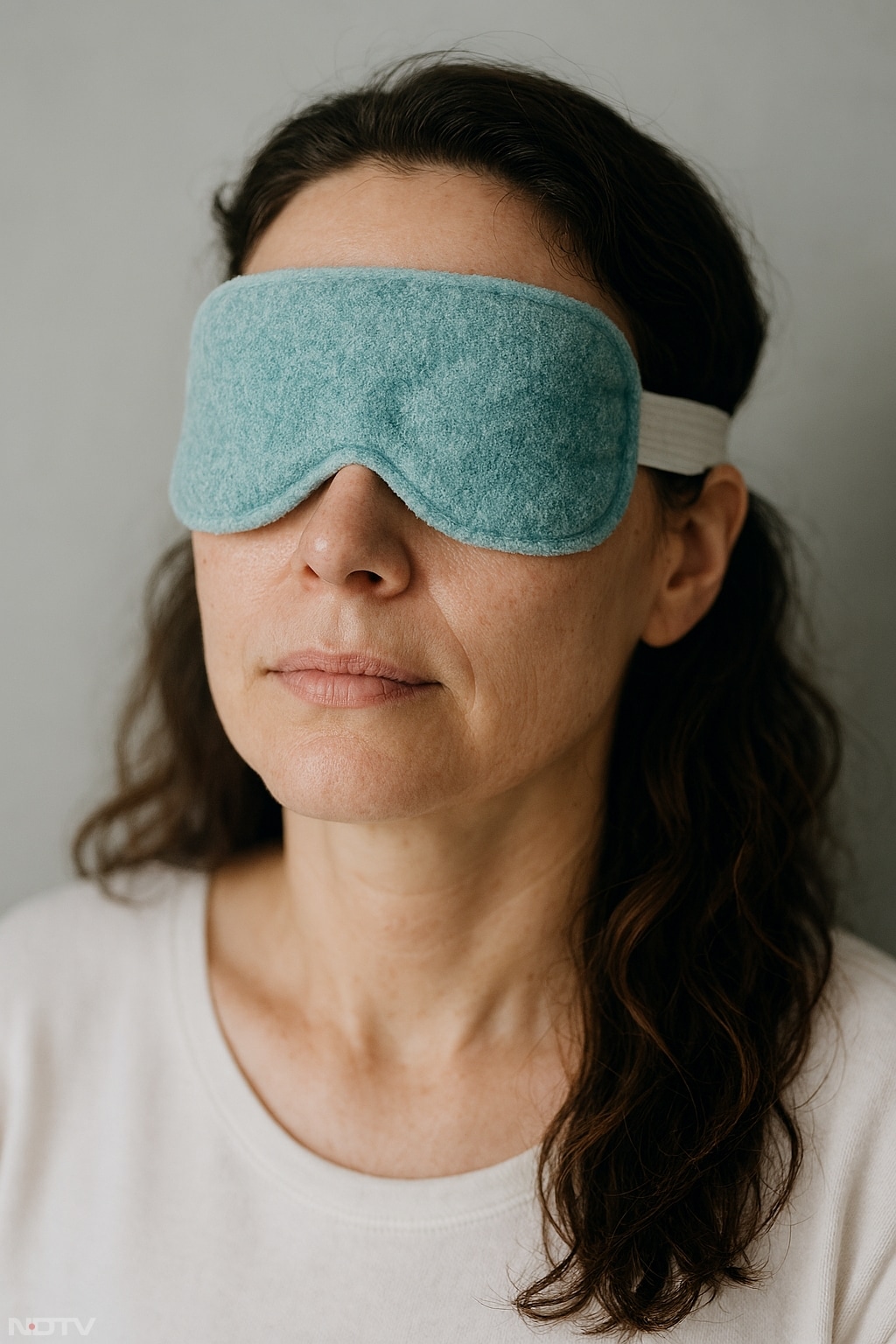 आंखों पर ठंडी पट्टी रखने से सूजन और पानी निकलने की परेशानी कम होती है.