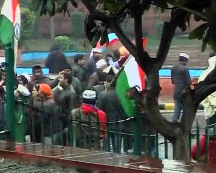 Aam Aadmi Party supporters are braving the cold and the rain to show their support to Arvind Kejriwal and his ministers who have been on an indefinite dharna since yesterday, protesting against the Centre and the city's police demanding suspension of policemen involved in the Khirki village case.
