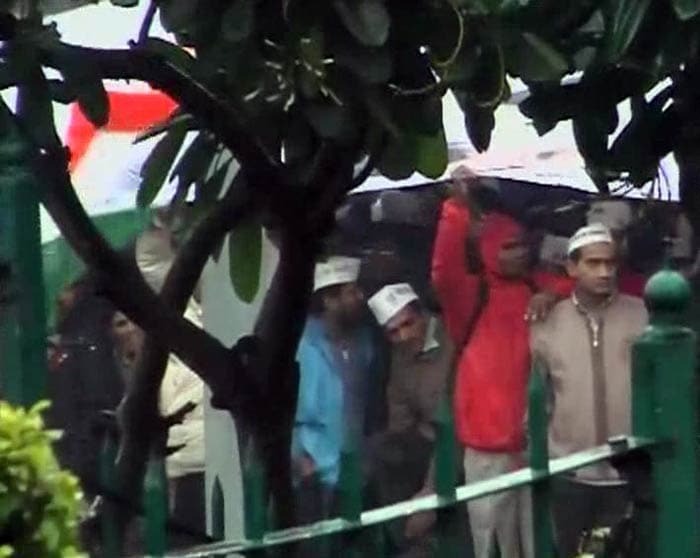 Aam Aadmi Party supporters are braving the cold and the rain to show their support to Arvind Kejriwal and his ministers who have been on an indefinite dharna since yesterday, protesting against the Centre and the city's police demanding suspension of policemen involved in the Khirki village case.
