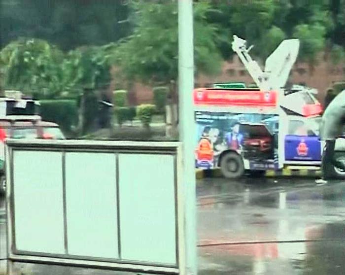Aam Aadmi Party supporters are braving the cold and the rain to show their support to Arvind Kejriwal and his ministers who have been on an indefinite dharna since yesterday, protesting against the Centre and the city's police demanding suspension of policemen involved in the Khirki village case.