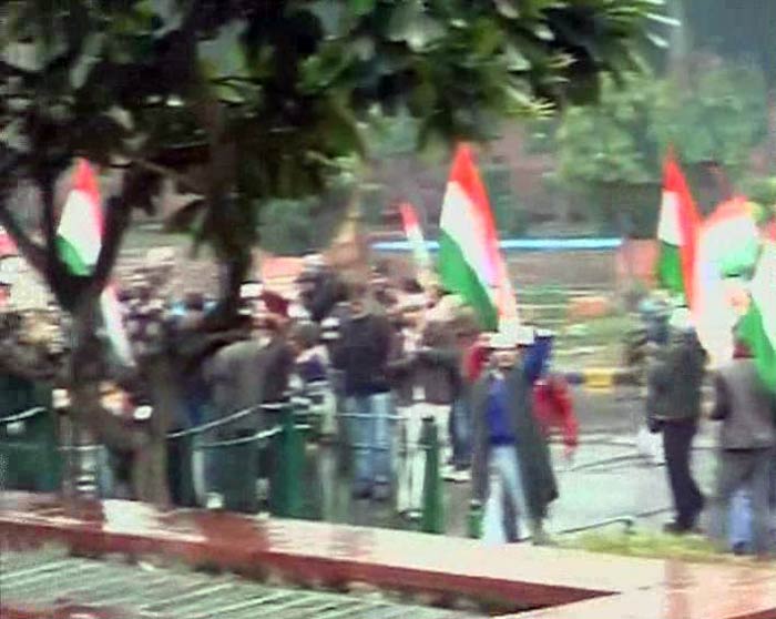 Aam Aadmi Party supporters are braving the cold and the rain to show their support to Arvind Kejriwal and his ministers who have been on an indefinite dharna since yesterday, protesting against the Centre and the city's police demanding suspension of policemen involved in the Khirki village case.