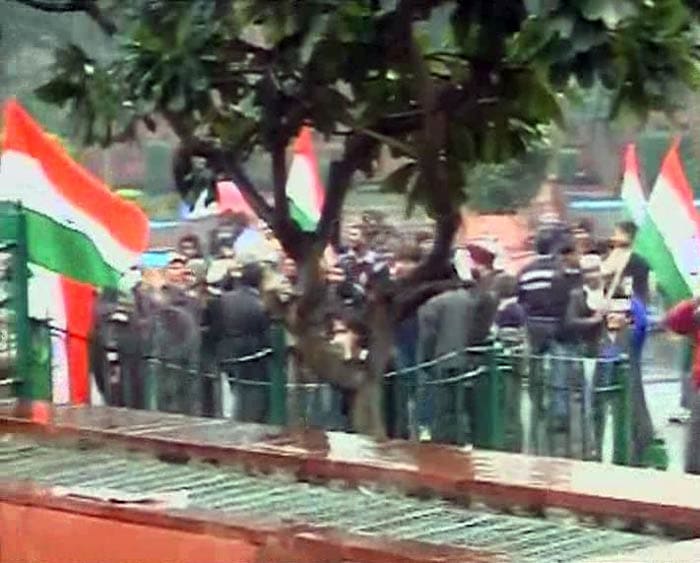 Aam Aadmi Party supporters are braving the cold and the rain to show their support to Arvind Kejriwal and his ministers who have been on an indefinite dharna since yesterday, protesting against the Centre and the city's police demanding suspension of policemen involved in the Khirki village case.