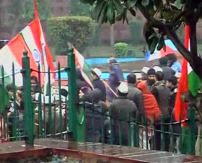 Aam Aadmi Party supporters are braving the cold and the rain to show their support to Arvind Kejriwal and his ministers who have been on an indefinite dharna since yesterday, protesting against the Centre and the city's police demanding suspension of policemen involved in the Khirki village case.