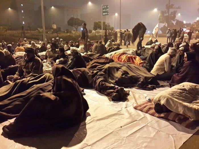 Arvind Kejriwal, on dharna against police,  spends night on the road