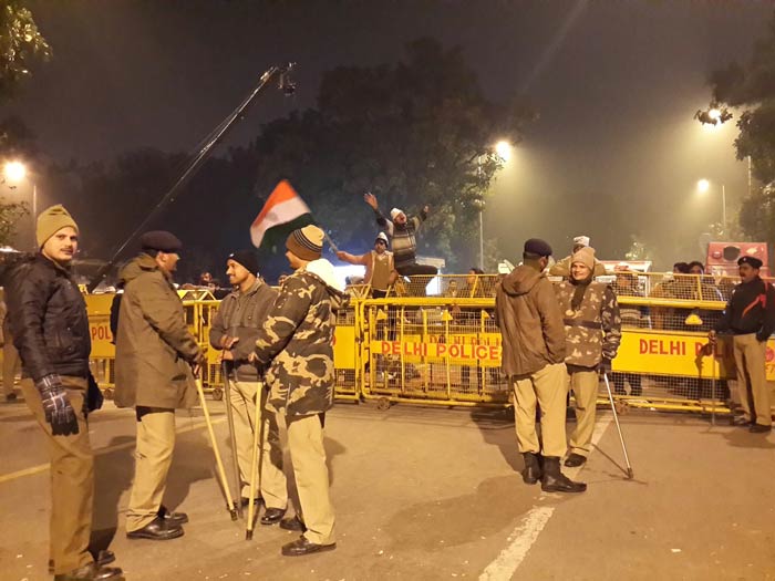 Arvind Kejriwal, on dharna against police,  spends night on the road