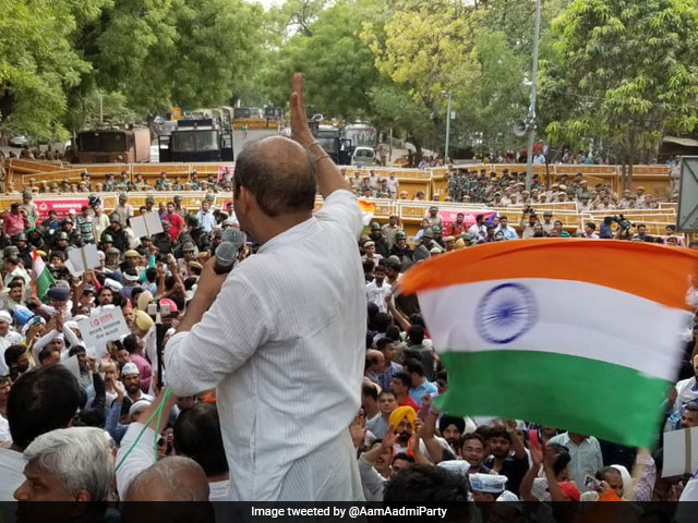 AAP Marches To PM's Residence In Delhi, Stopped Mid-Way By Police AAP Marches To PM's Residence In Delhi, Stopped Mid-Way By Police