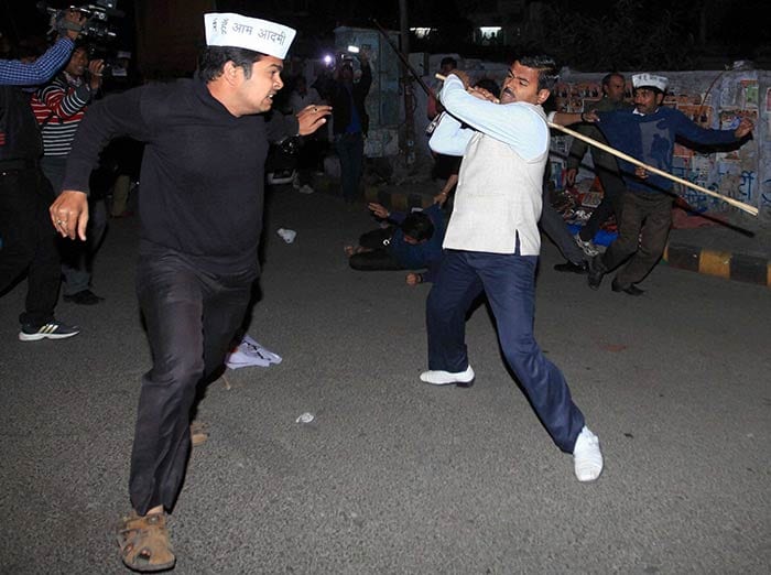 AAP, BJP supporters clash after Arvind Kejriwal\'s brief detention in Gujarat