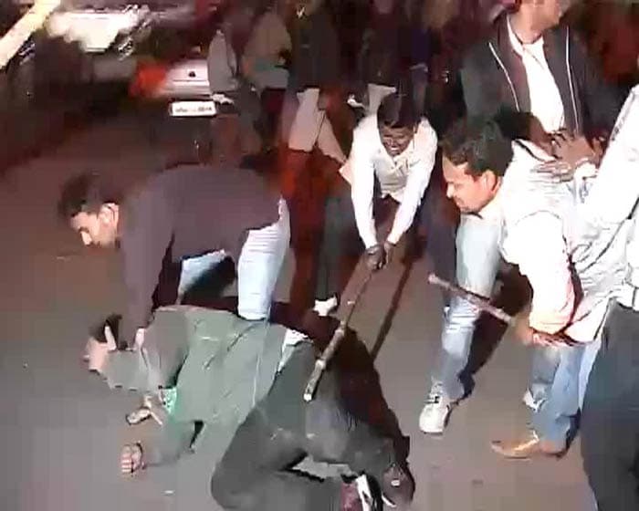 AAP, BJP supporters clash after Arvind Kejriwal\'s brief detention in Gujarat