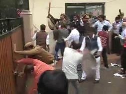 Photo : AAP, BJP supporters clash after Arvind Kejriwal's brief detention in Gujarat