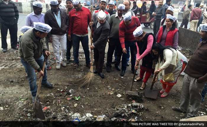 5 Pics: Aam Aadmi Party Leaders Clean Delhi Streets