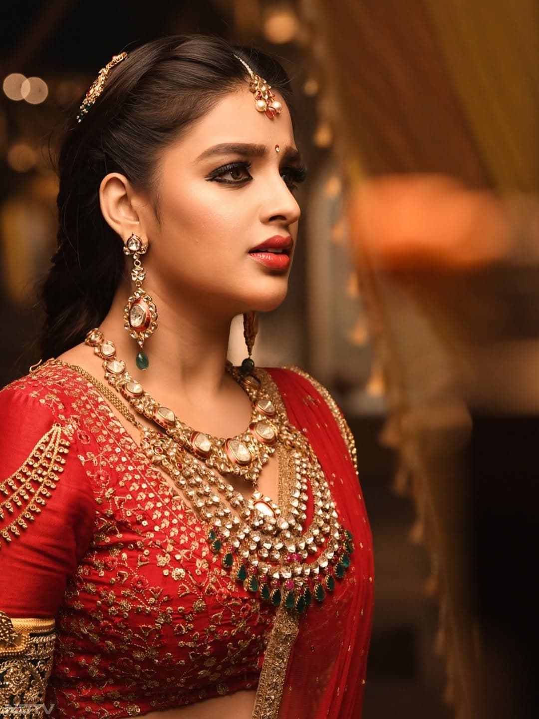 जब निधि अग्रवाल वेन्यू से बाहर निकल रही थीं, तो भीड़ ने उन्हें घेर लिया और धक्का-मुक्की की. nidhhiagerwal/Instagram