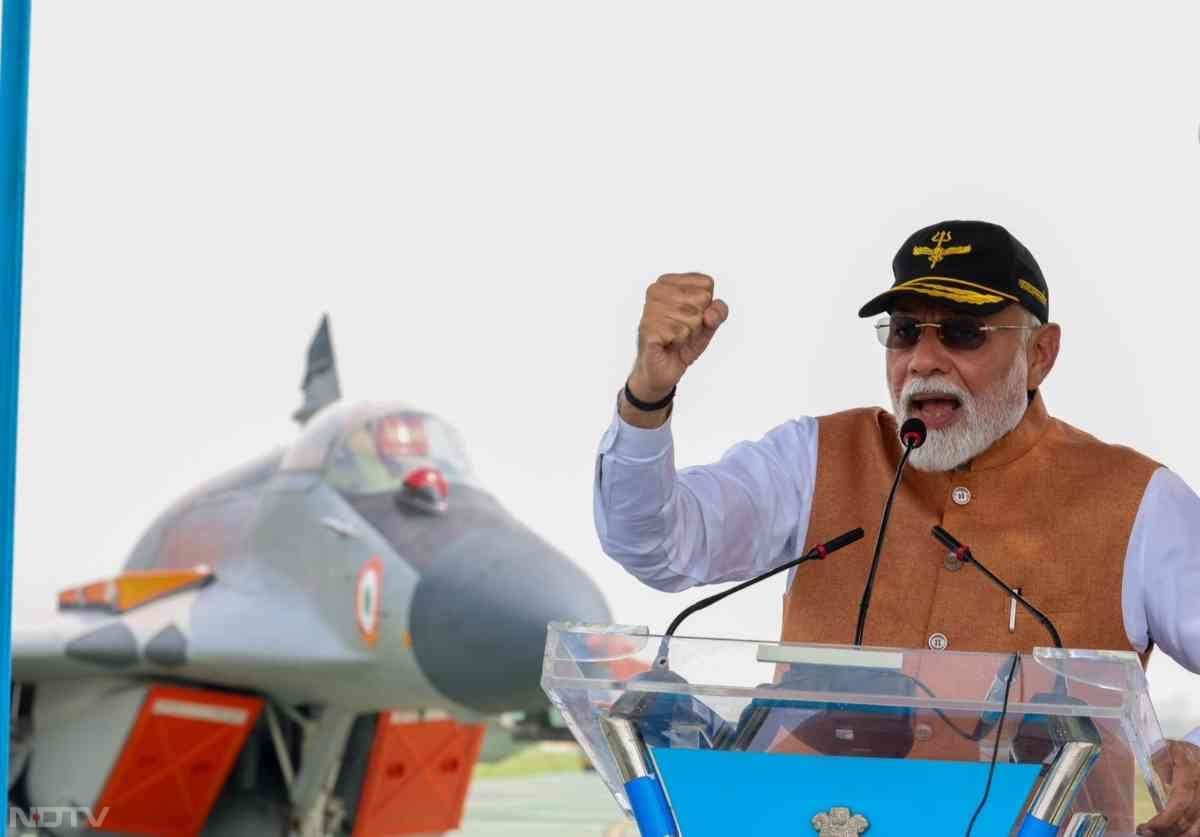 प्रधानमंत्री नरेंद्र मोदी आज सुबह आदमपुर एयरबेस पहुंचे. यहां की उनकी तस्वीरें पाकिस्तान को साफ और स्पष्ट संदेश देती हुई नजर आ रही हैं.