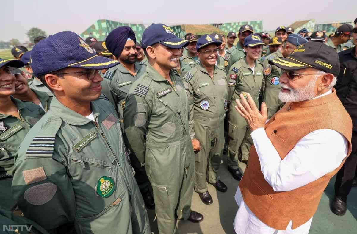 पीएम मोदी ने यहां जवानों से मुलाकात की और उनका हौसला भी बढ़ाया.