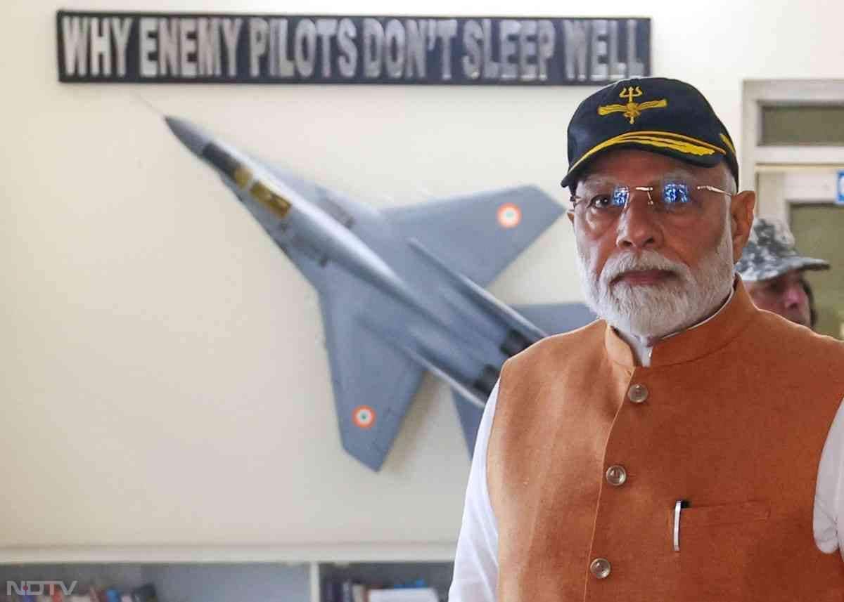 वहीं, इस तस्वीर में पीएम मोदी की तस्वीर के पीछे दुश्मनों के पायलट को जब नींद न आए लिखा है.