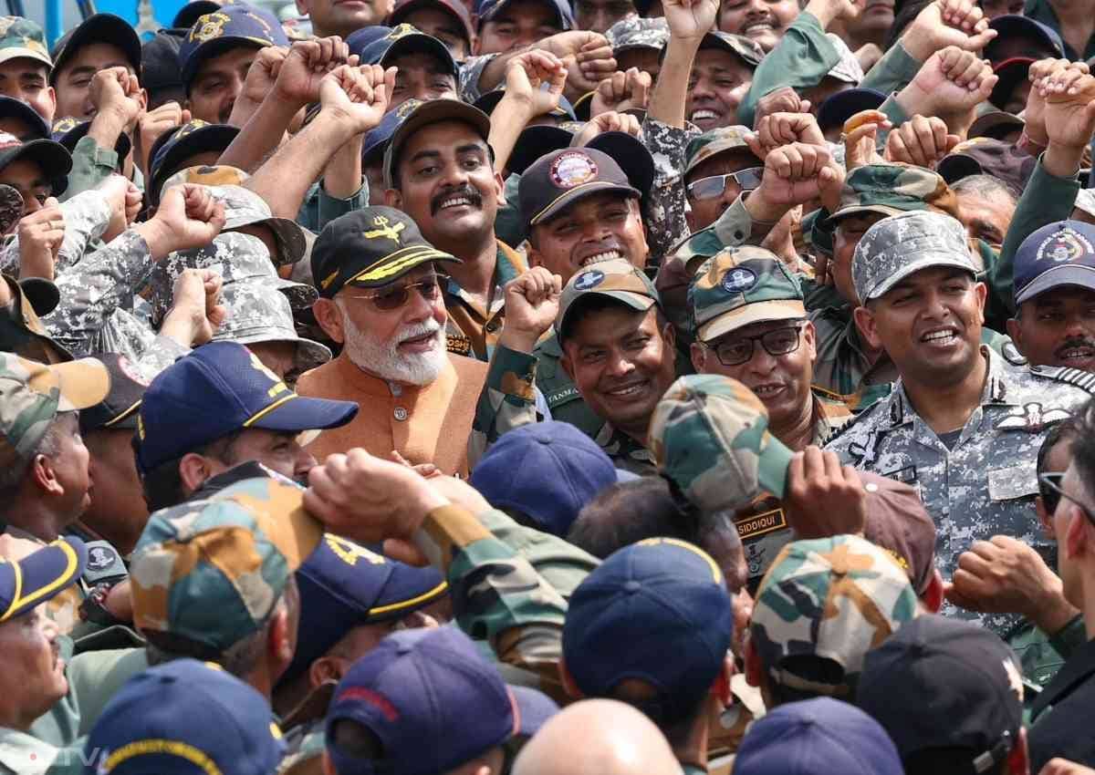 बता दें कि पाकिस्तान ने झूठा दावा किया था कि उसने आदमपुर एयरबेस को तबाह कर दिया है.
