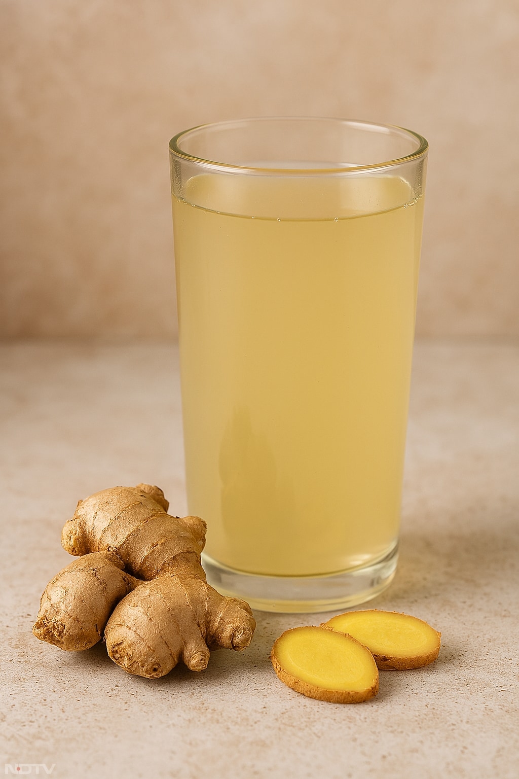 अदरक का पानी शरीर को अंदर से गर्माहट देता है.