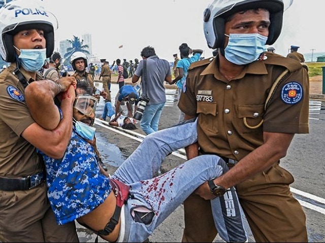 Photo : आर्थिक संकट के बाद हिंसा से श्रीलंका में मचा हड़कंप