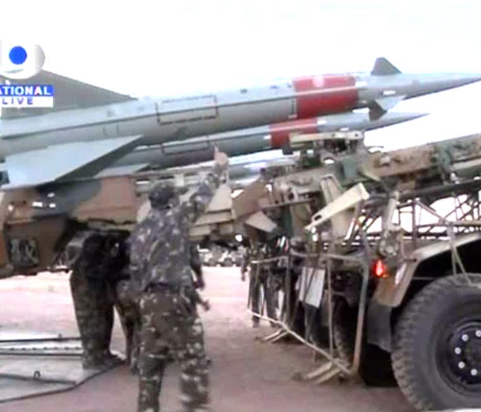 One of the key attractions was the sky diving event by Akash Ganga, the sky diving team of the Indian Air Force. They dived from the AN-32 aircraft at a height of 6000 ft. (Image courtesy: Doordarshan)