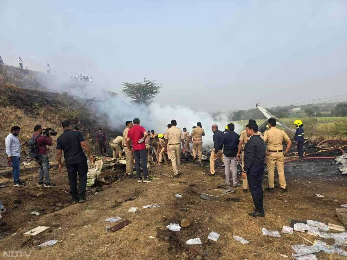 बारामती से सामने आईं तस्वीरों में देखा गया कि क्रैश के बाद प्लेन में आग लगी हुई थी.